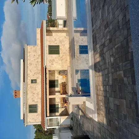Charming 2 Brd With Ocean Mountain Views