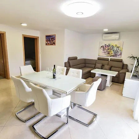 Charming 2 Brd With Ocean Mountain Views * Vir